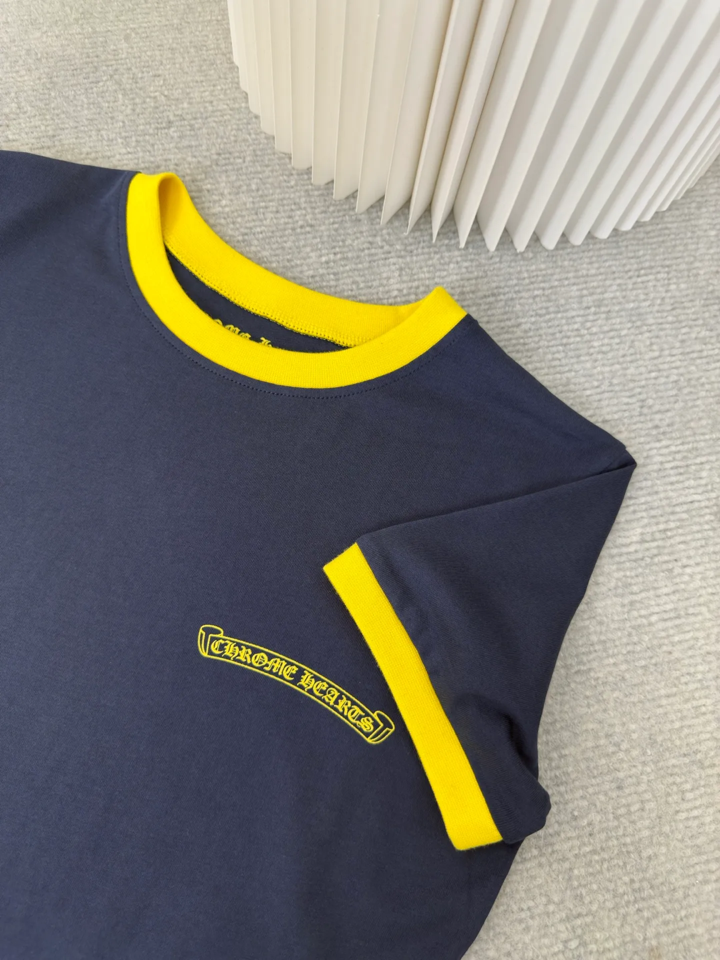 P230 Chrome Hearts Sanskrit Color Blocking Short Sleeves (Women's Wear) Authentic Open Edition - Physical Counter - Top Luxury Quality 🆚 Instant sale of all editions on the market. Custom dyed threads and large body fabrics according to YB. The printing is hand-printed. Contrast color design The upper body effect is excellent. Size S M L